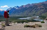 Admirando a paisagem da trilha para a Laguna de Los Tres, no parque Los Glaciares, região de El Chaltén, no sul da patagonia argentina